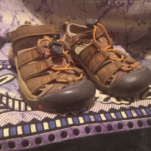 Keen water saddles size 4y